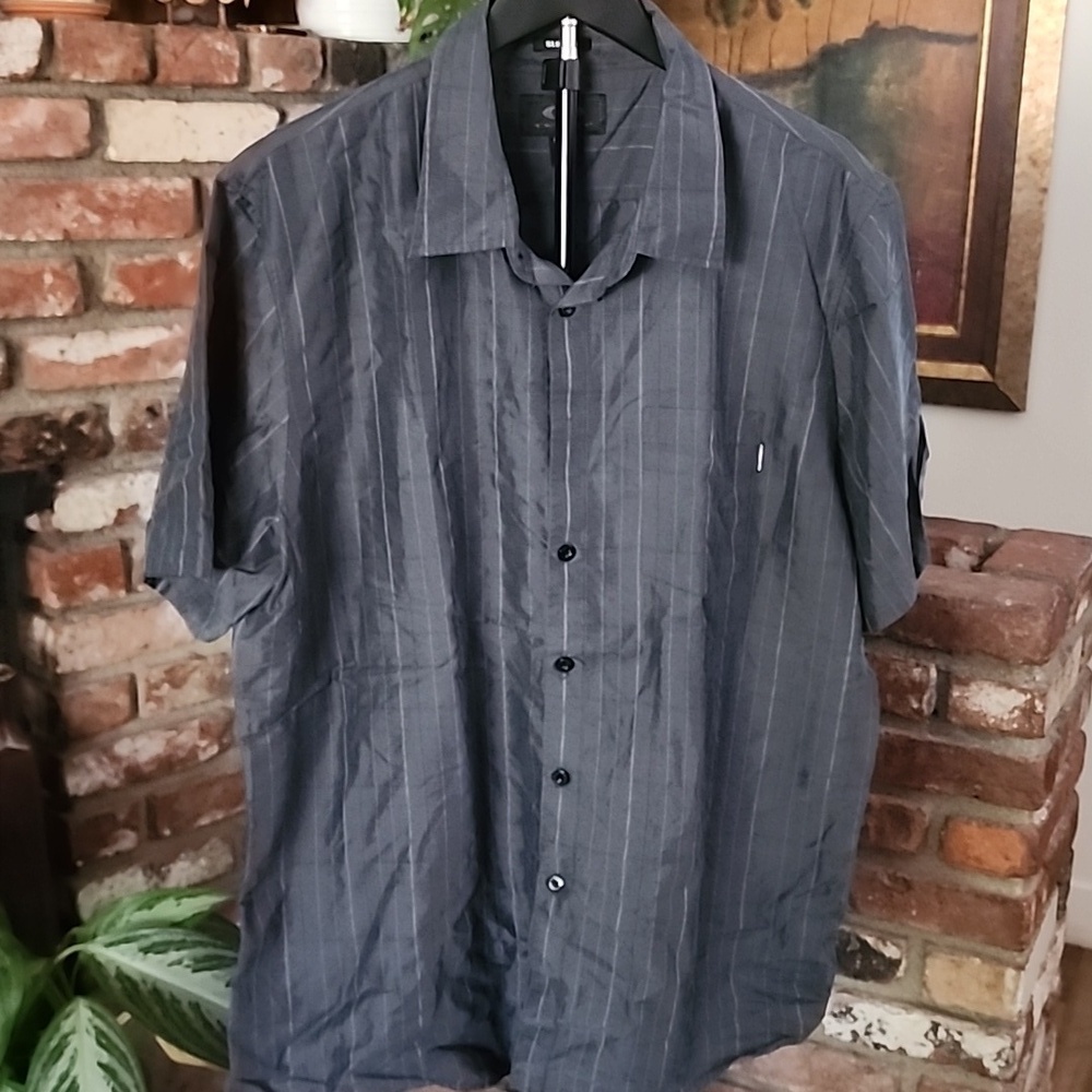 Oakley Gray Striped Short Sleeve Button Down Shirt Men’s